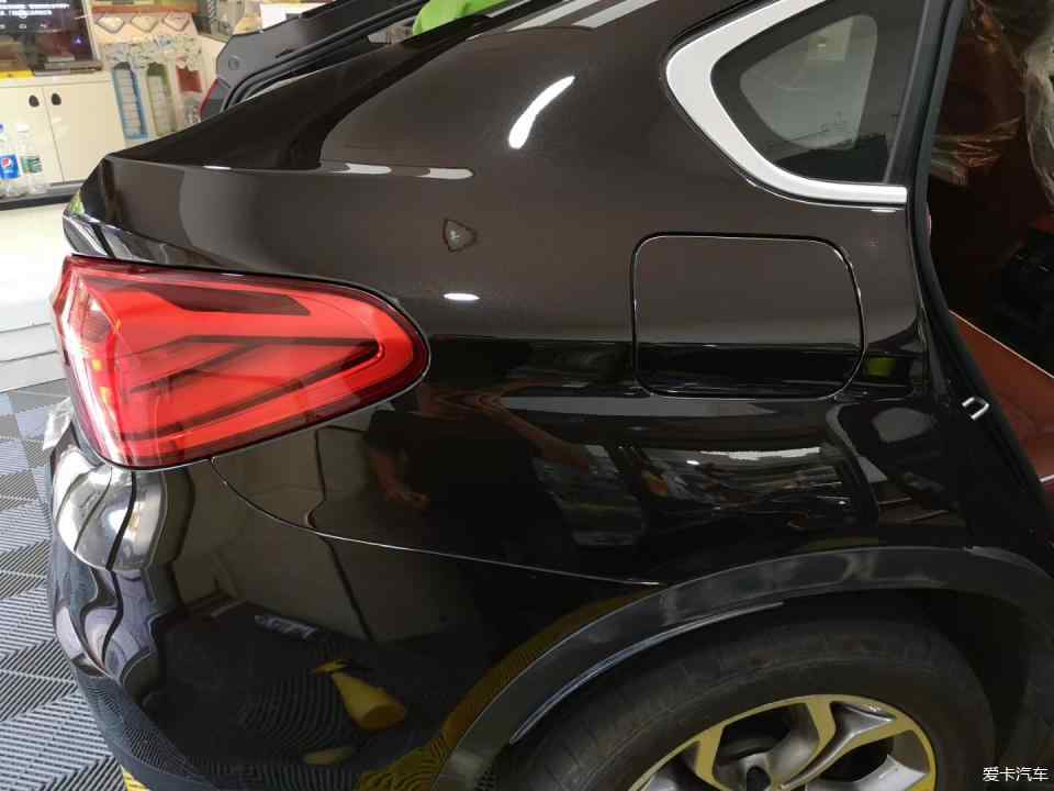 實拍寶馬X4裝貼隱形車衣后發生擦掛事故效果!